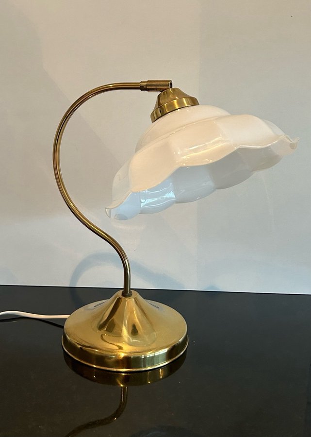 BORDSLAMPA ART DECO MÄSSING LAMPKUPA I OPALIN VIT LAMPSKÄRM I GLAS