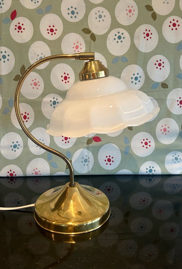 BORDSLAMPA ART DECO MÄSSING LAMPKUPA I OPALIN VIT LAMPSKÄRM I GLAS