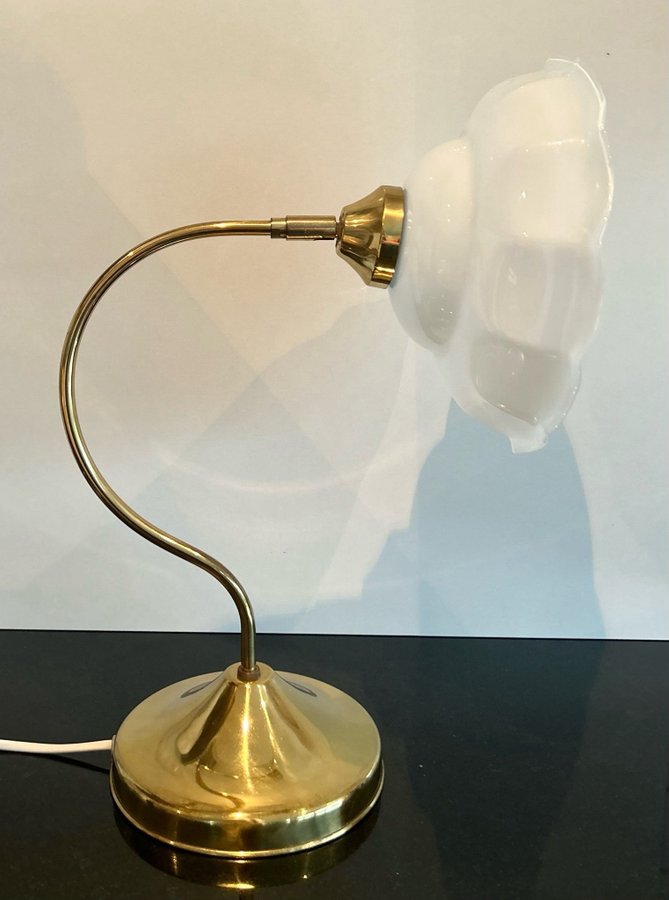 BORDSLAMPA ART DECO MÄSSING LAMPKUPA I OPALIN VIT LAMPSKÄRM I GLAS