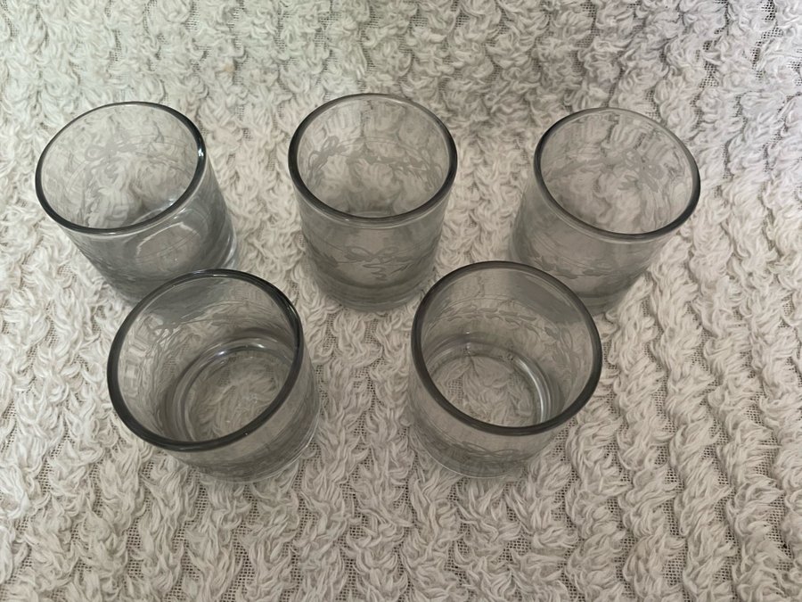 Äldre snapsglas i handblåst glas Reijmyre