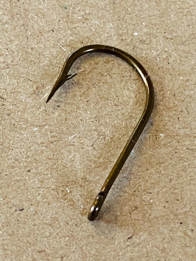 MUSTAD nr 1/0 . 518 B . Brons . Påminner om Salmon krokar . 100st i asken .