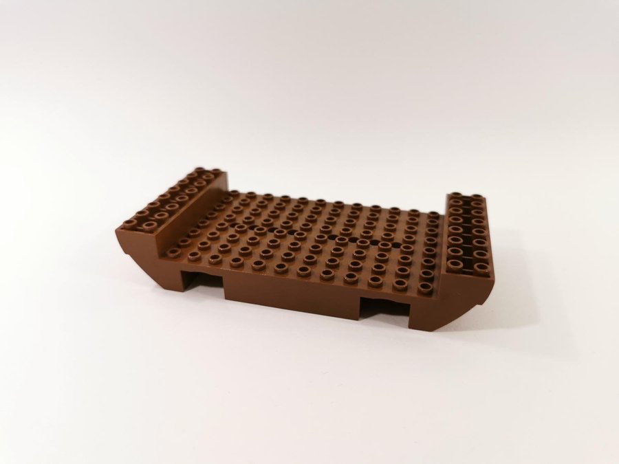 Lego - båt - skrov - mellan - 8x16x2 1/3 - part 2560 - brun (old brown)