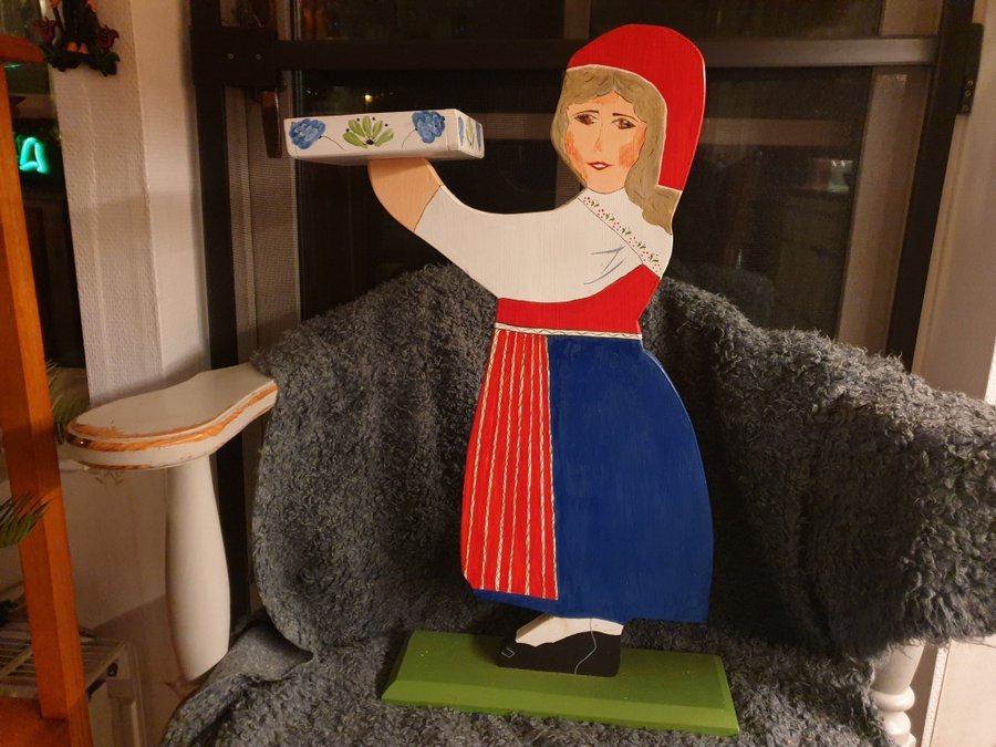 Träfigur av flicka i folkdräkt med bricka