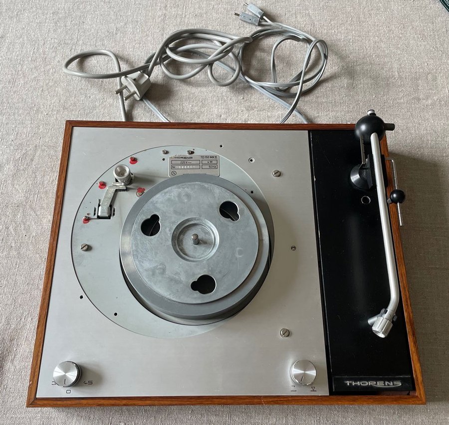 Thorens TD 150 Mk II skivspelare. Reservdelsmaskin, ej komplett.