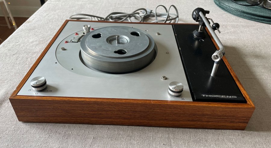 Thorens TD 150 Mk II skivspelare. Reservdelsmaskin, ej komplett.