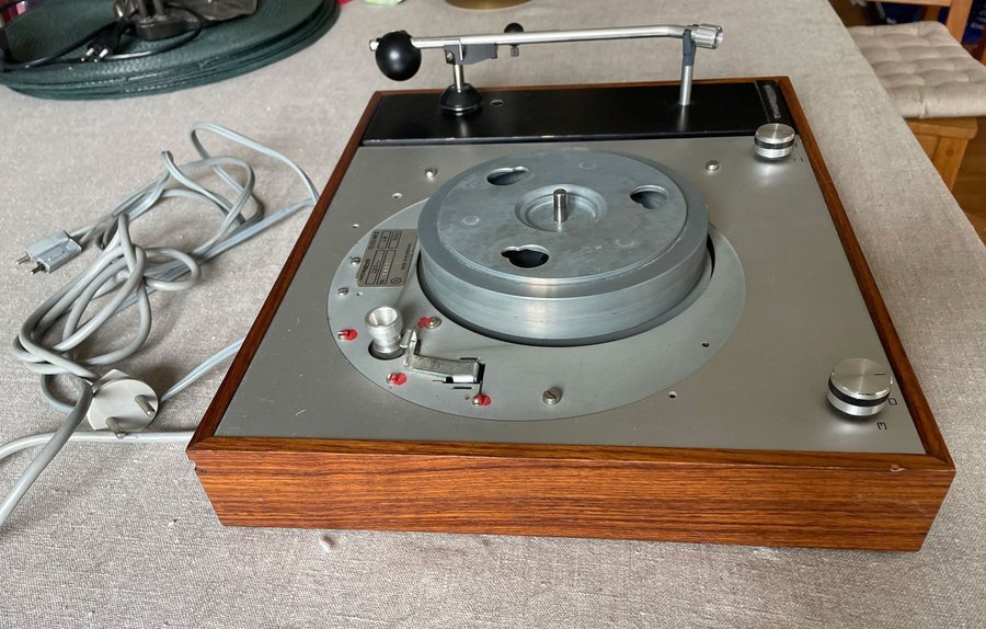 Thorens TD 150 Mk II skivspelare. Reservdelsmaskin, ej komplett.