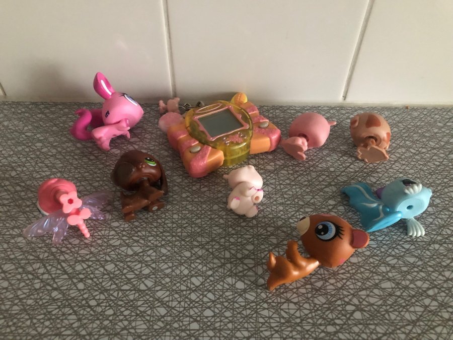 Littlest Petshop, 8 LPS figurer och ett LPS spel/tamagotchi/digitalt djur