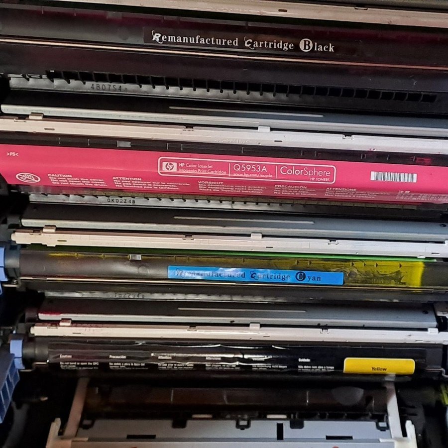 HP Color LaserJet 4700dn nästan oanvända toner kassetter svart o gul