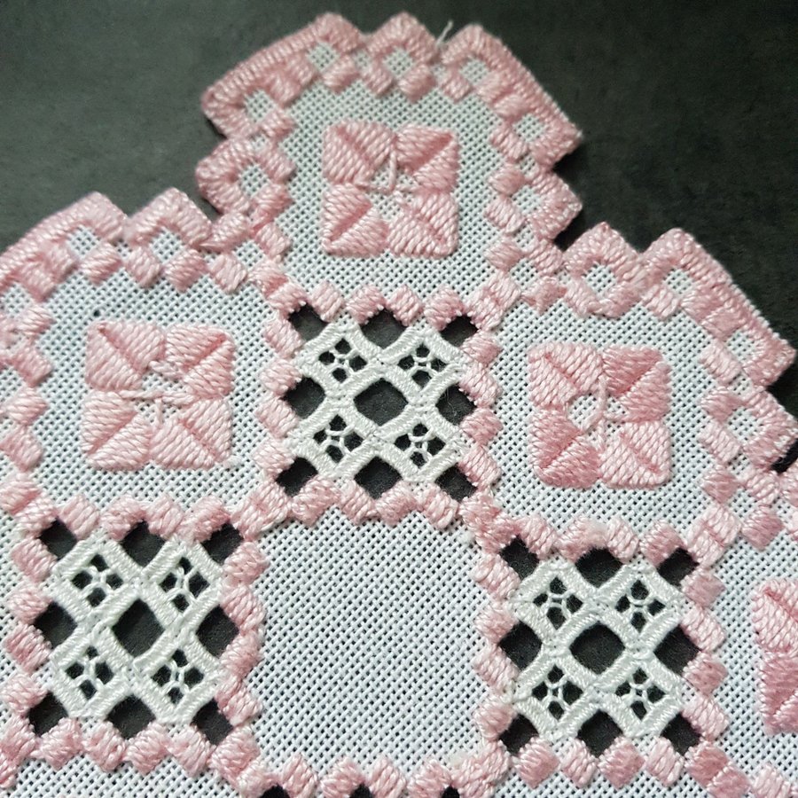 Dukar,Hardanger broderi,2 st ,vita med rosa brodyr.15,5x15,5 cm