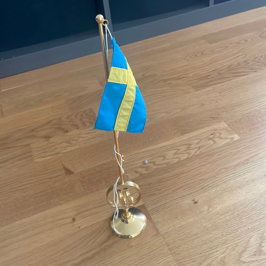 Flaggstång med svenska flaggan Sverige mässing?