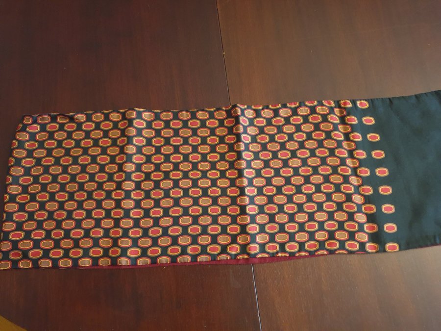 Svart, brun, röd, gul siden scarf