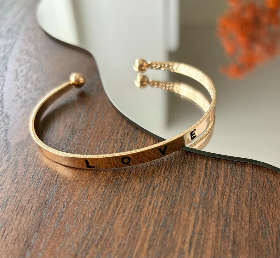 Guldigt bangle-armband "Love"