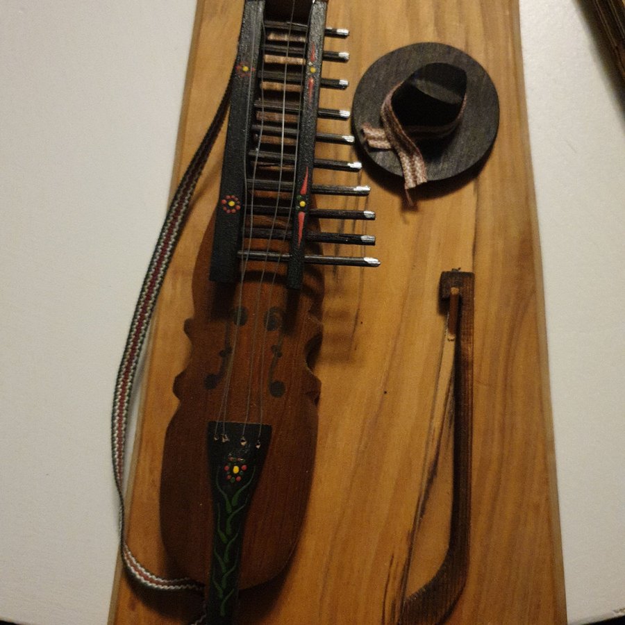 Träfigur av en folkmusikinstrument