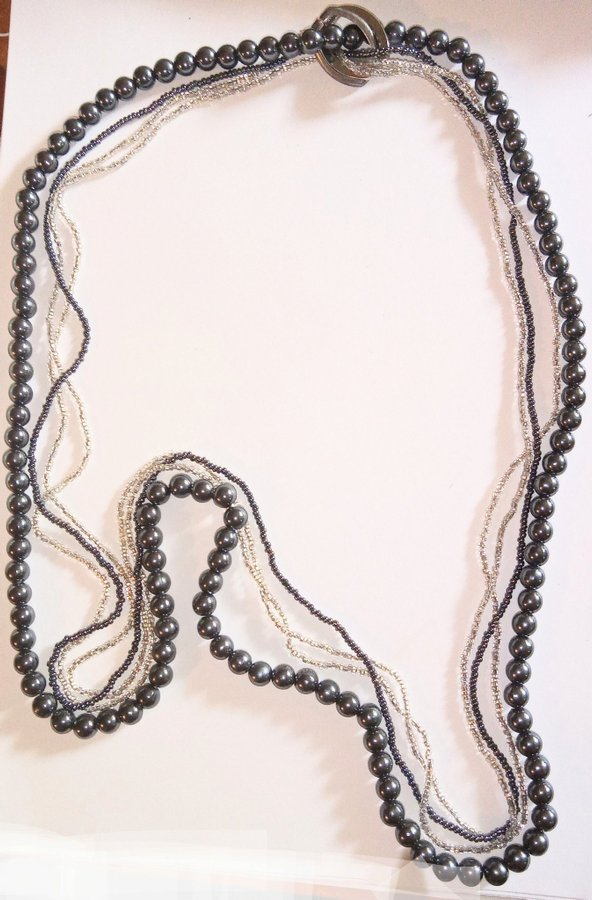 Halsband,4 rader, plastpärlor i olika storlek, färg-silver  silver metallic