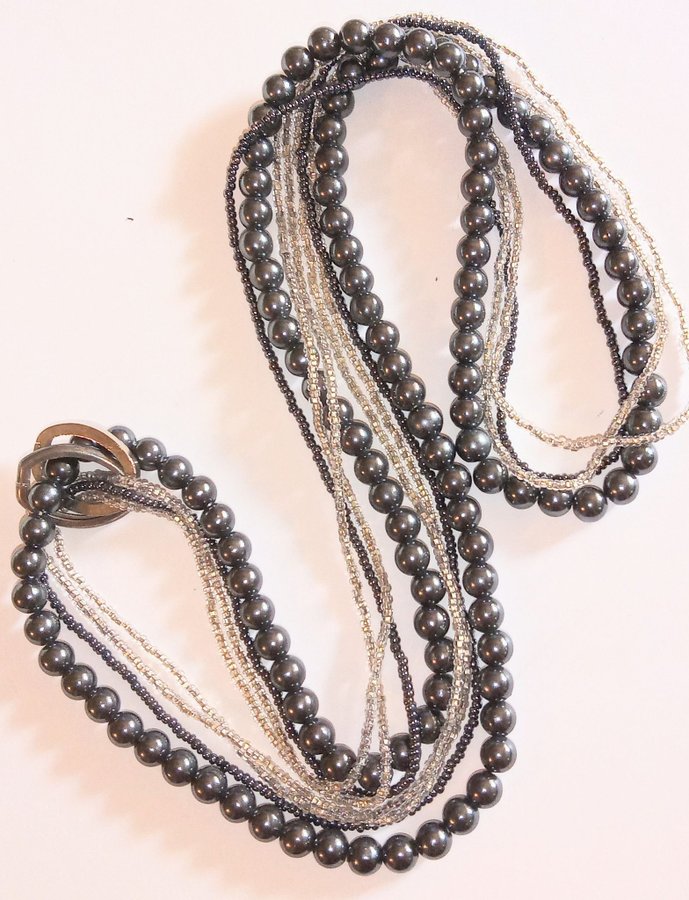 Halsband,4 rader, plastpärlor i olika storlek, färg-silver  silver metallic