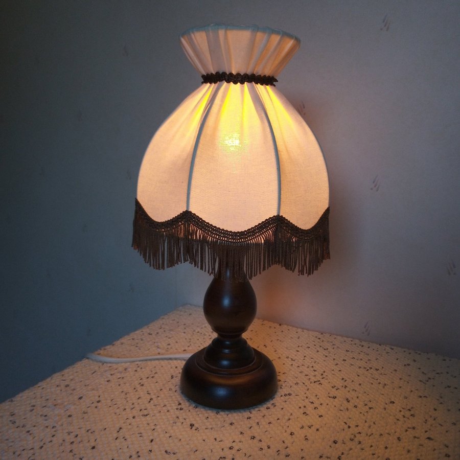 RETRO BORDSLAMPA I TRÄ SKÄRM MED FRANS I TEXTIL