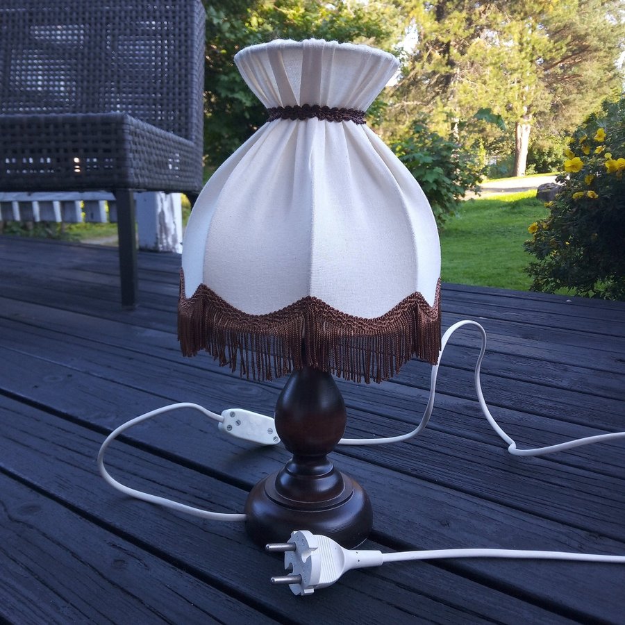 RETRO BORDSLAMPA I TRÄ SKÄRM MED FRANS I TEXTIL