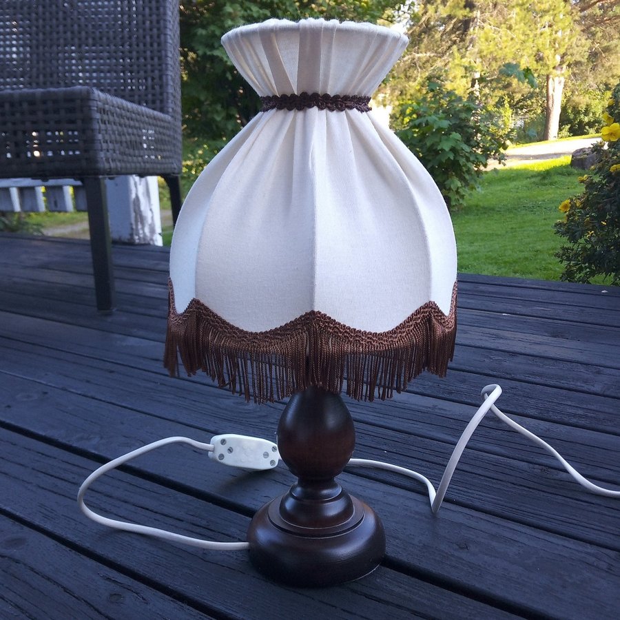 RETRO BORDSLAMPA I TRÄ SKÄRM MED FRANS I TEXTIL