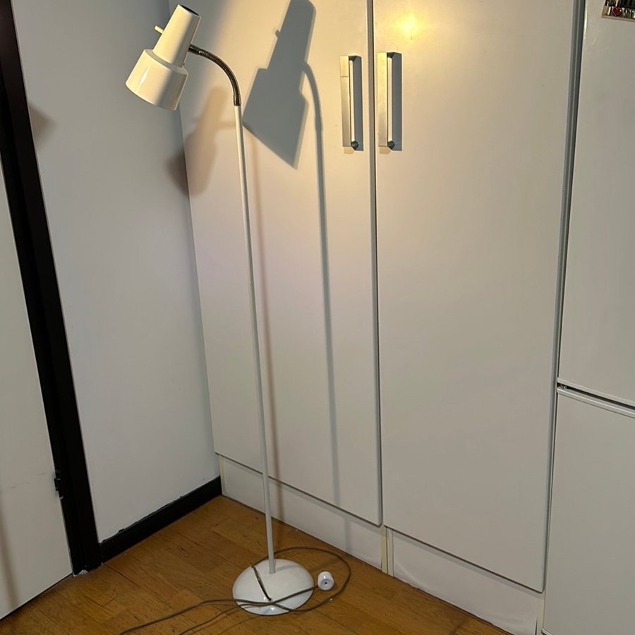 Golvlampa med böjbar arm