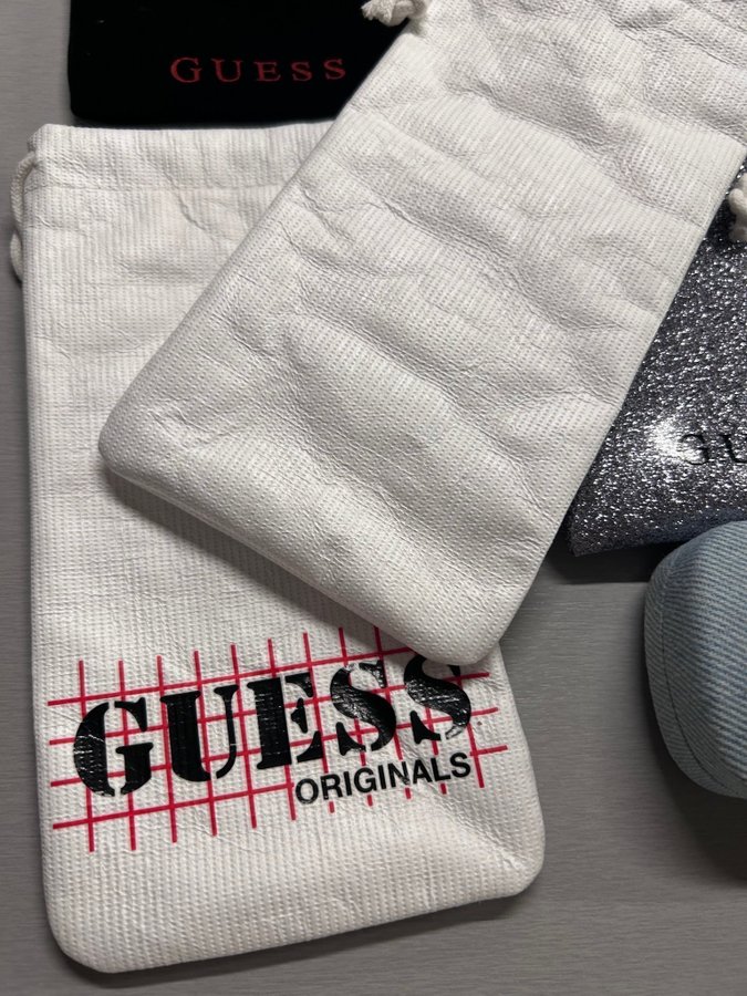 Massor med Guess fodral