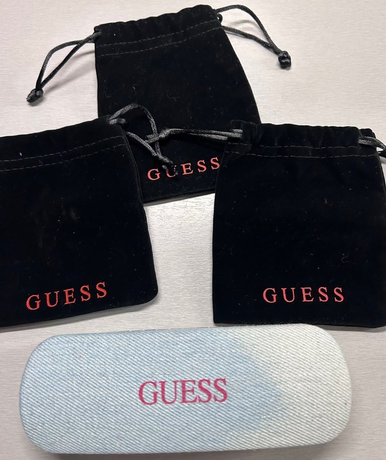 Massor med Guess fodral