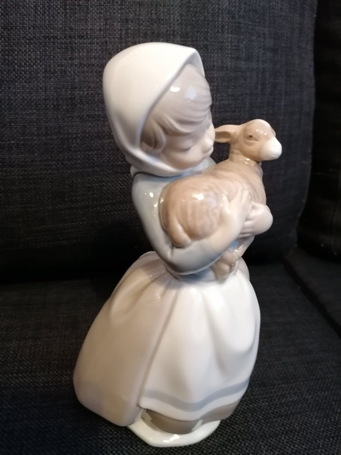 PORSLIN FIGUR FLIVKA MED LAM LLADRO;NOA SPANIEN ODAMSA 1977