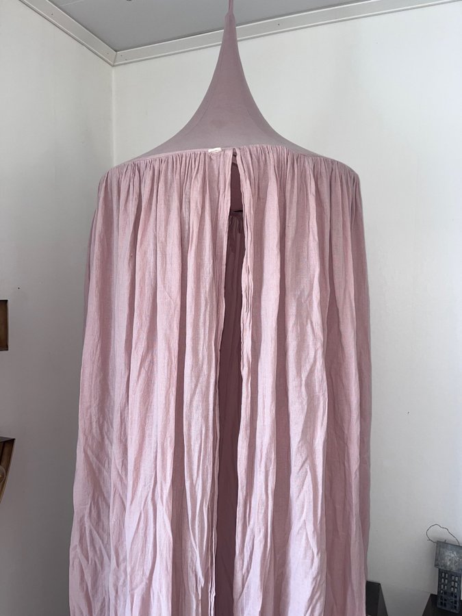 Söt sänghimmel fr NUMERO 74 i dusty pink ekologisk bomull