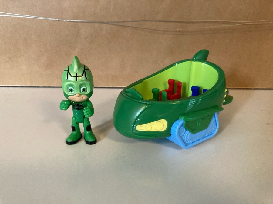 PJ Masks/ pyjamashjältarna - Gekko  Gekkos fordon. Bil, figur, action, grön