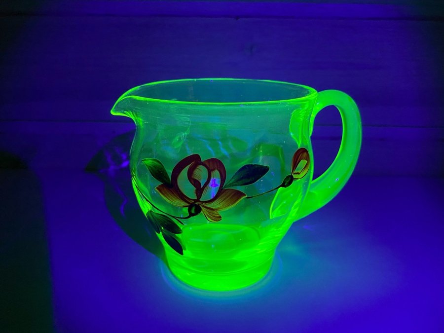 Handmålad kanna - uranglas, uran, glas, uranium glass - antik, vintage