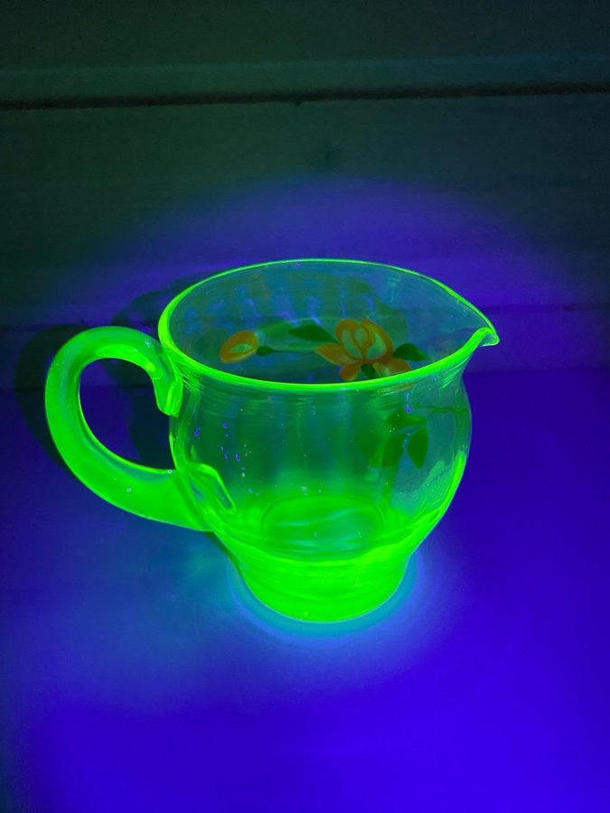 Handmålad kanna - uranglas, uran, glas, uranium glass - antik, vintage