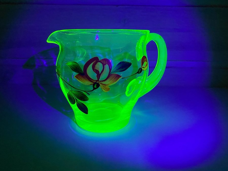 Handmålad kanna - uranglas, uran, glas, uranium glass - antik, vintage