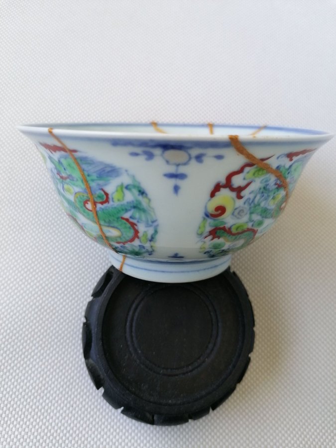 Chinese bowl in doucai with dragons kintsugi repair Yongzheng mark to base