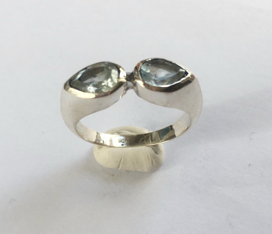 Vacker 925 silver ring med BLÅ TOPAS - stämplad 925