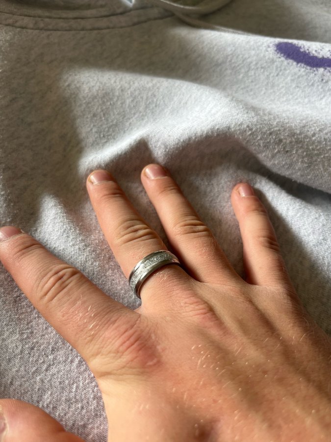 Silverfärgad ring