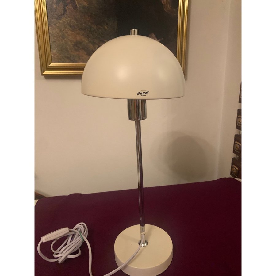 Herstal Vienda vit bordslampa höjd 47.5 cm