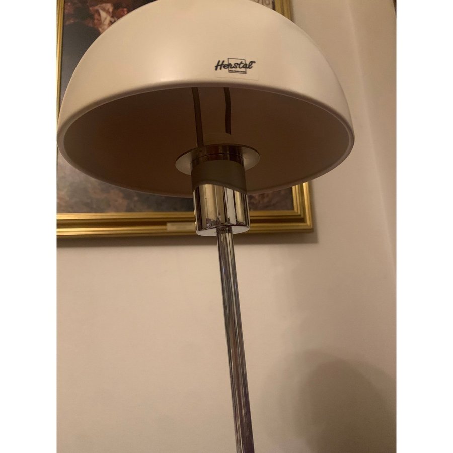 Herstal Vienda vit bordslampa höjd 47.5 cm