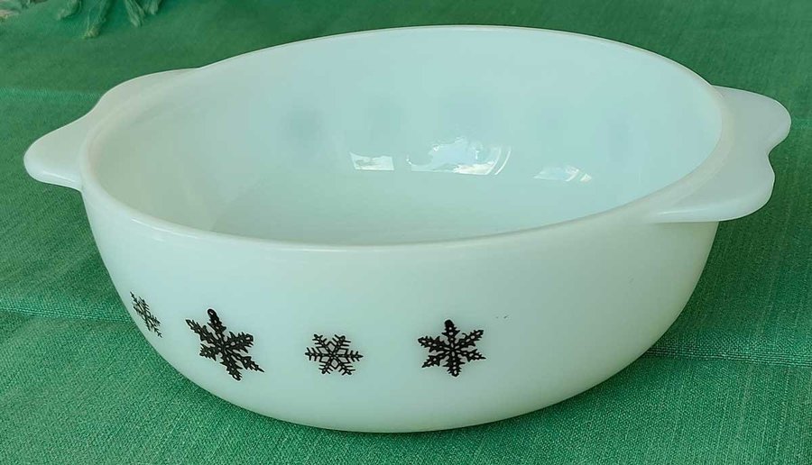 Ungsform 20 cm bred >> Pyrex Snowflake >> Mönster på vit botten