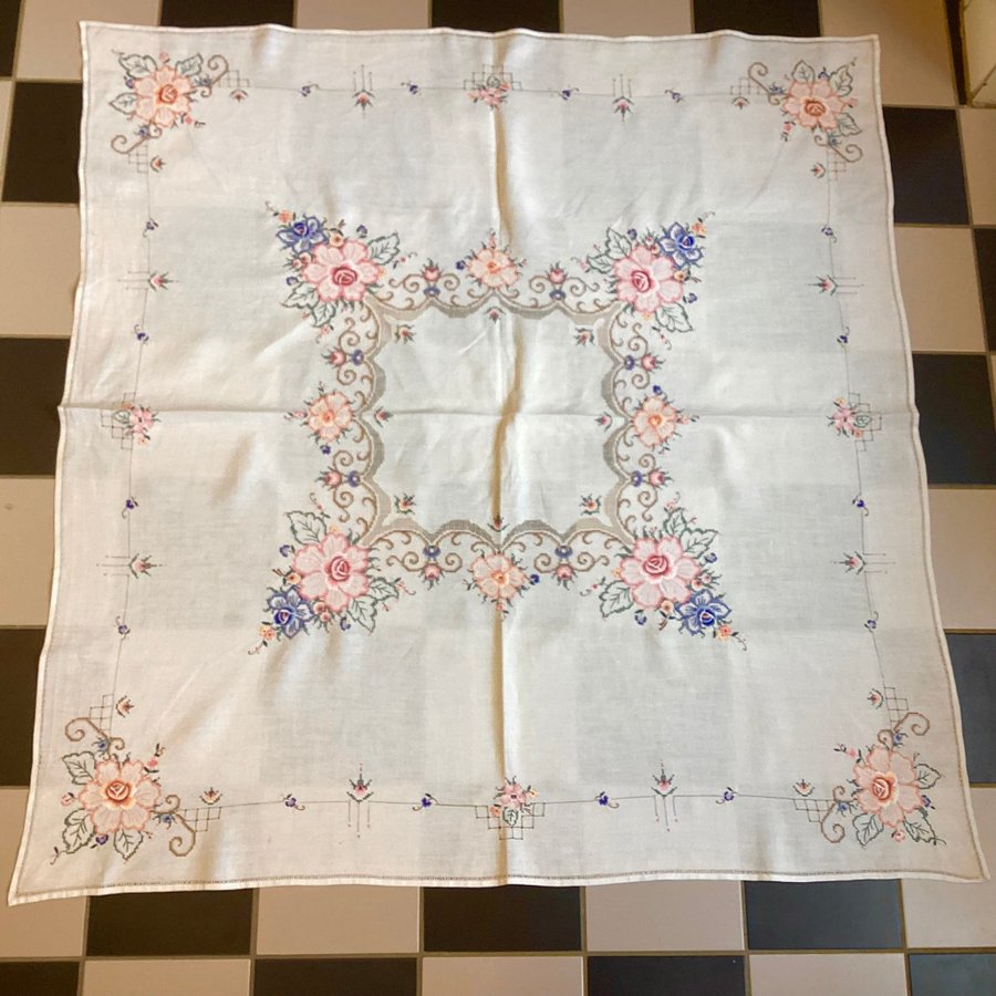 Stor Vacker Handbroderad Duk Blommor på Tunt Vitt Linne 127 x 123 cm Vintage