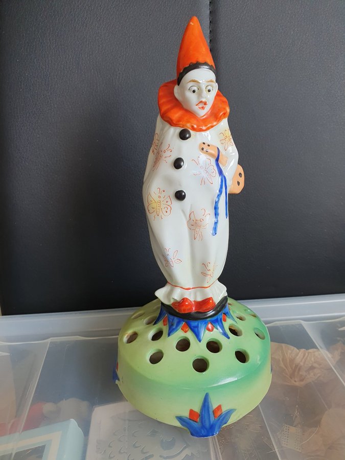 Figurin Clown porslin Germany med plats för snittblommor Rare