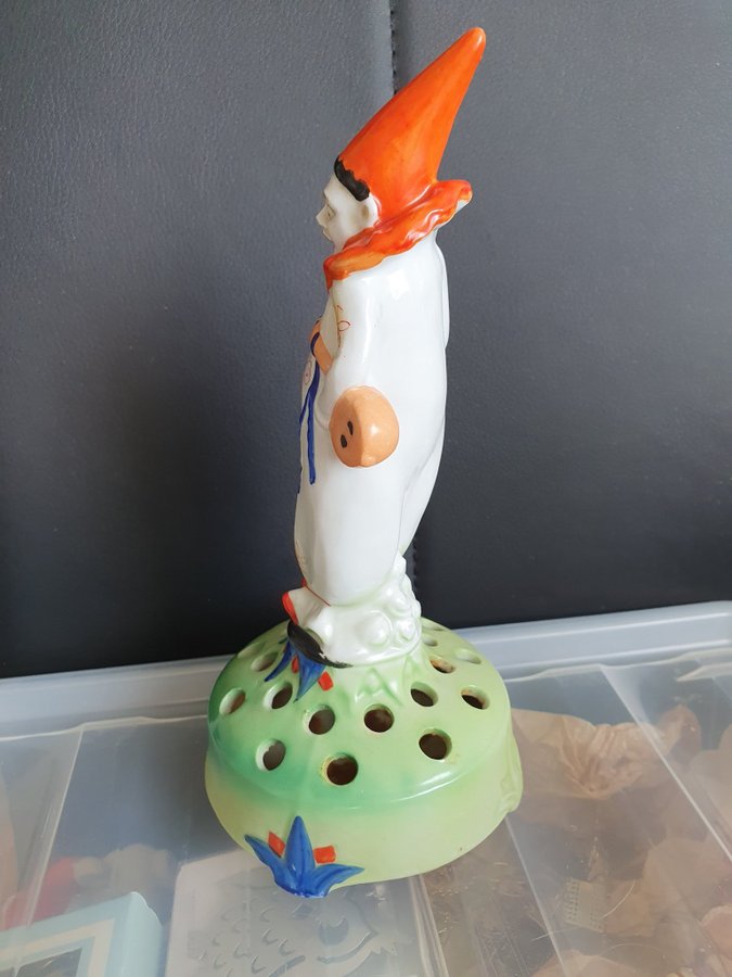 Figurin Clown porslin Germany med plats för snittblommor Rare