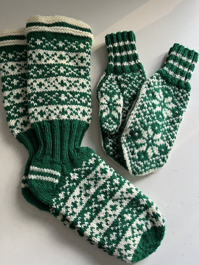 Mönstrade, stickade vantar och sockor i damstorlek - Perfekt julklapp!!!