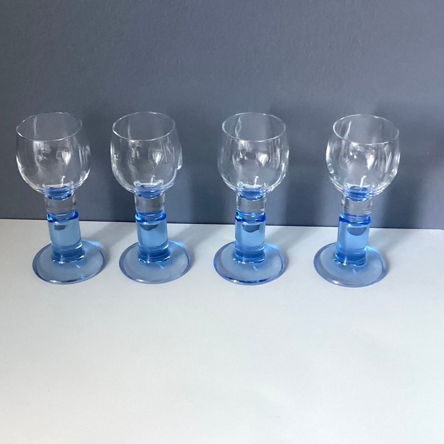 Italienska spritglas 4st glas med ljusare blå fot 60 -70-tal Rocco Bormioli