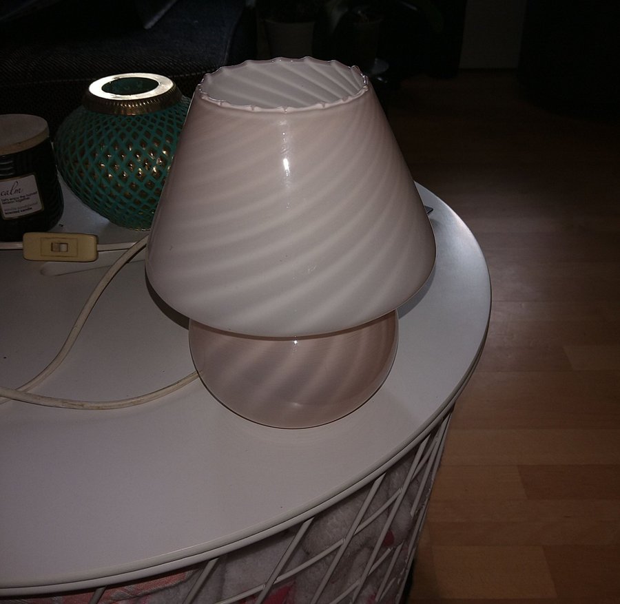 Svampstil bordslampa