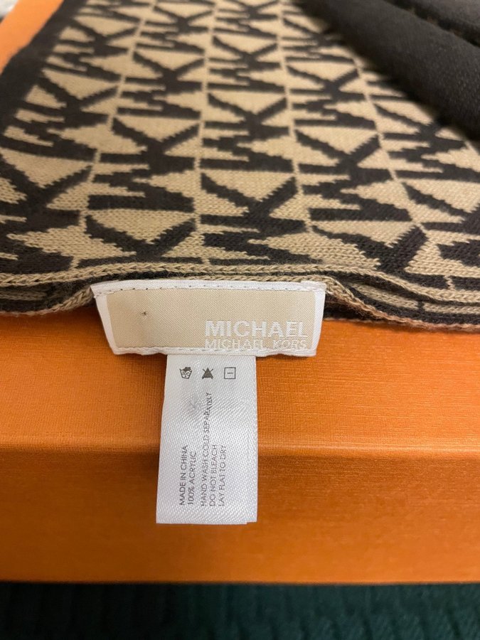 Halsduk och mössa äkta Michael Kors som ny